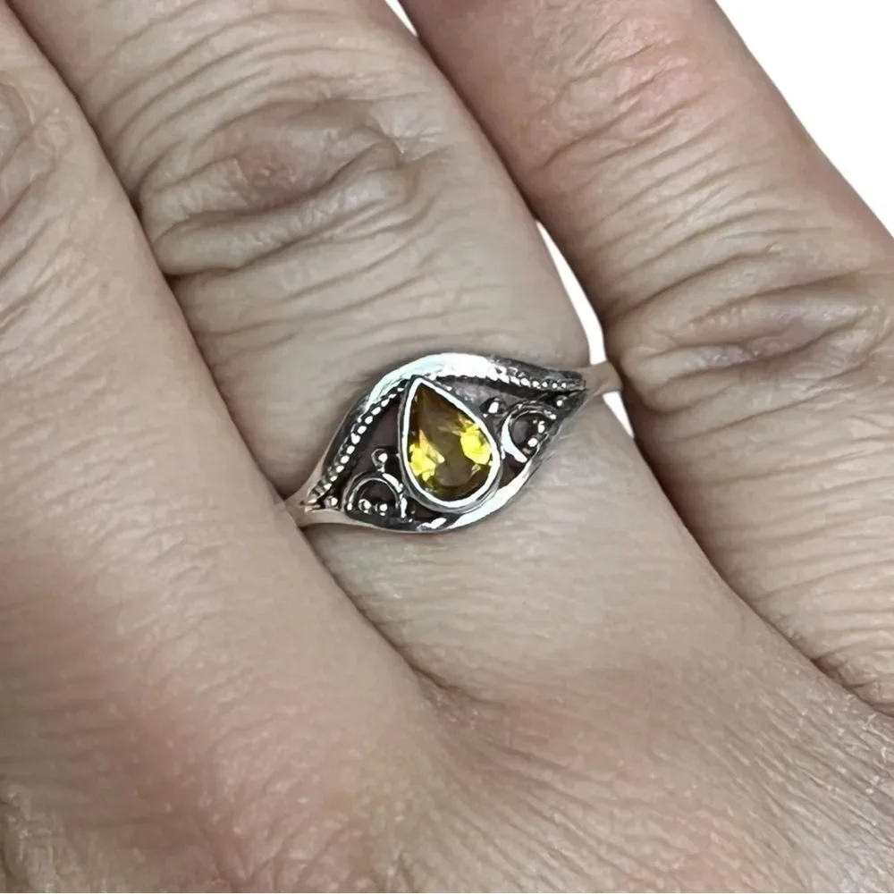 925 Sterling Silver this elegant